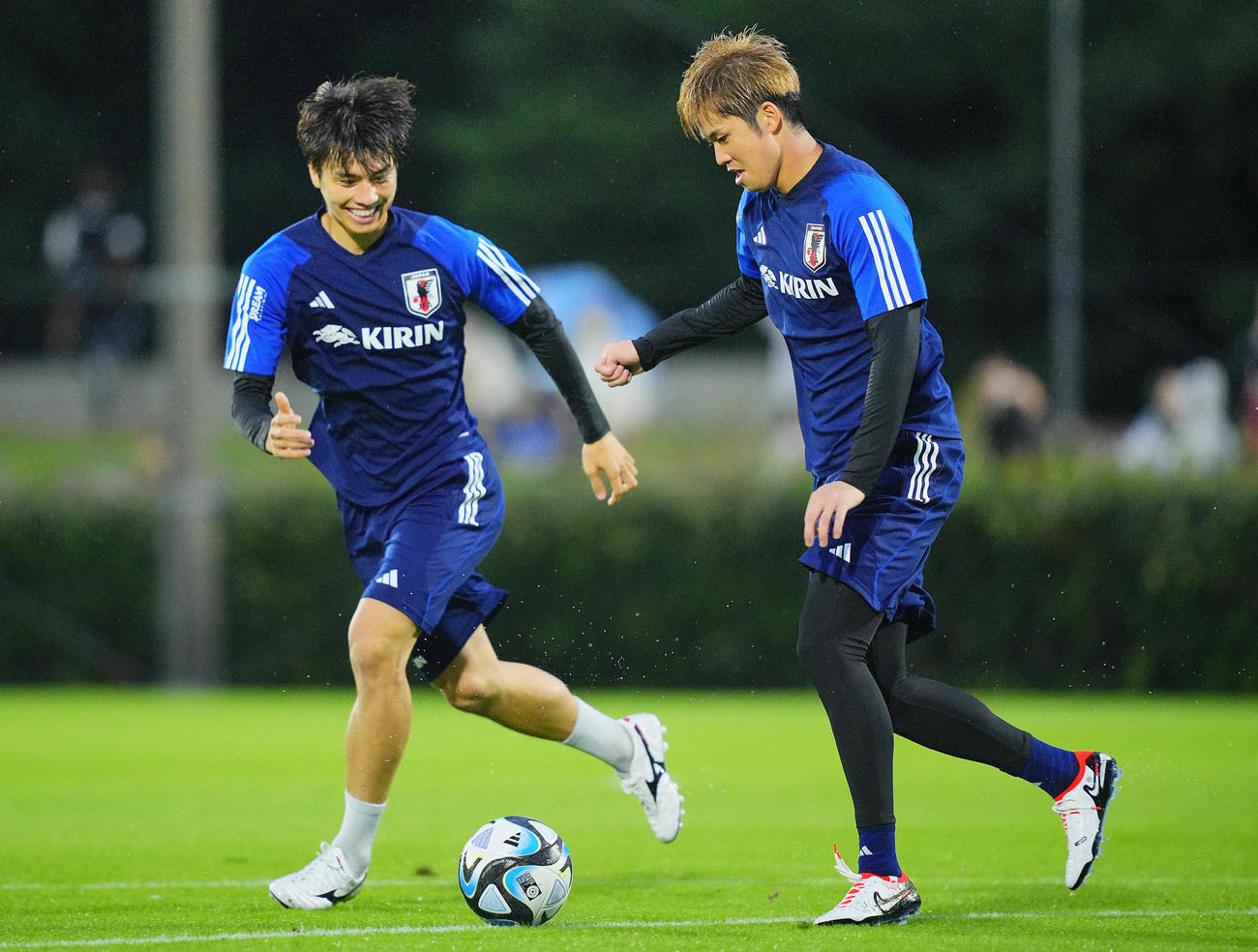 練習に臨む田中（左）と伊藤敦（撮影・垰建太）