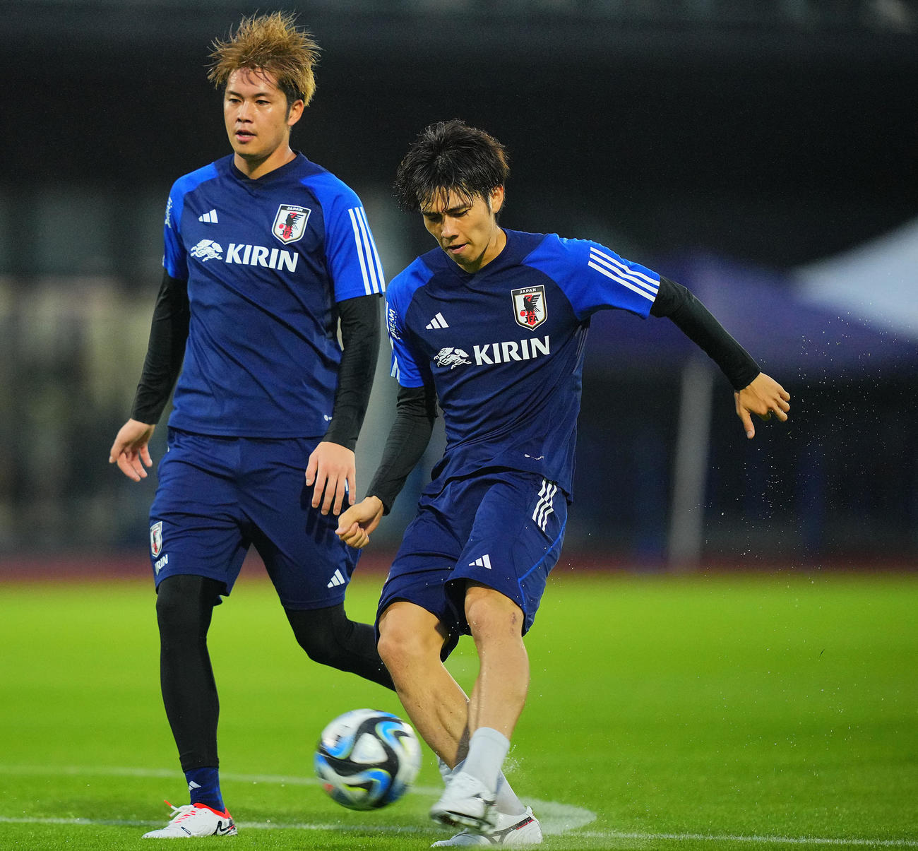 練習に臨む田中（右）と伊藤敦（撮影・垰建太）