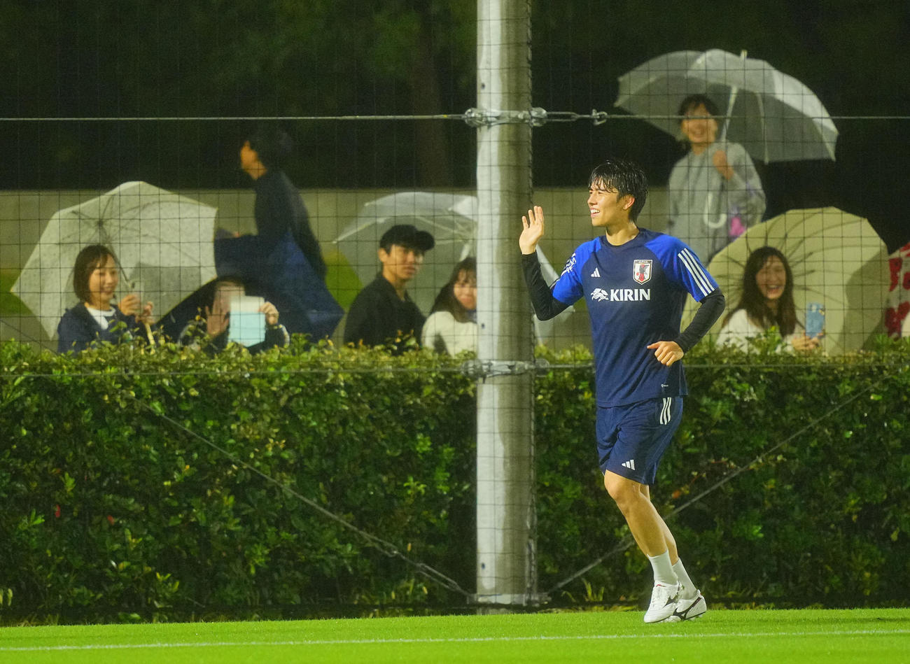 練習を終え見に来たファンに笑顔で手を振る田中（撮影・垰建太）