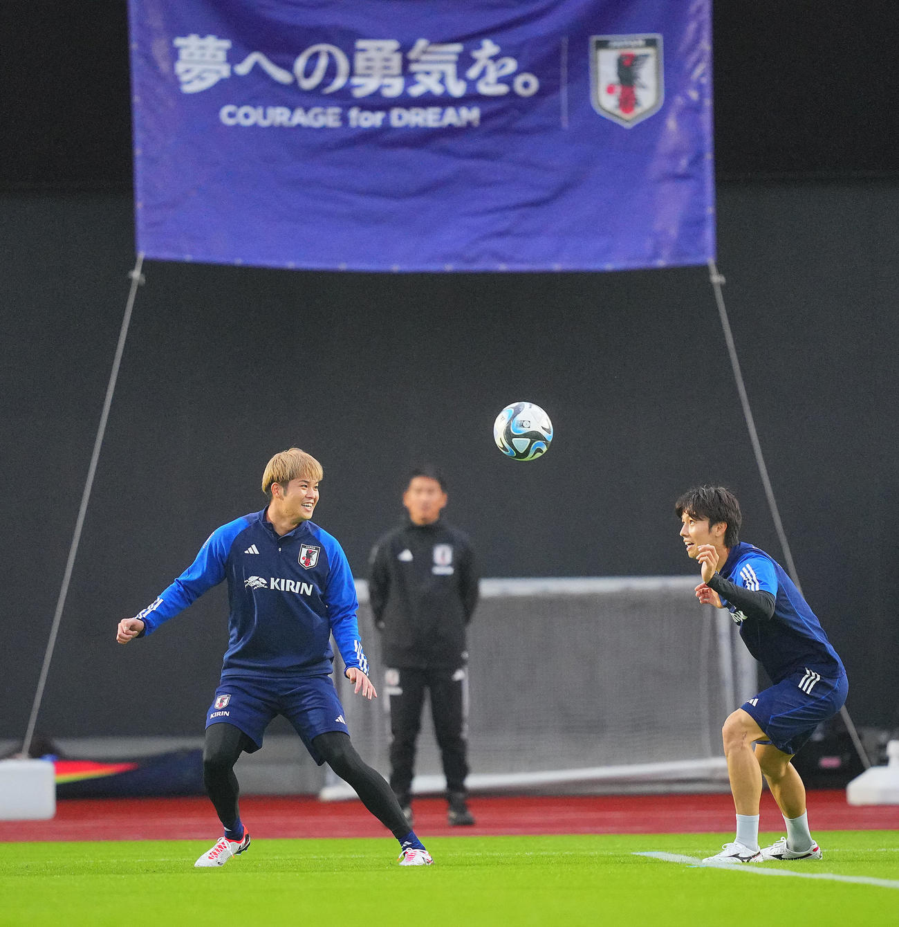 リラックスした表情で練習に臨む伊藤敦樹左）と田中（撮影・垰建太）