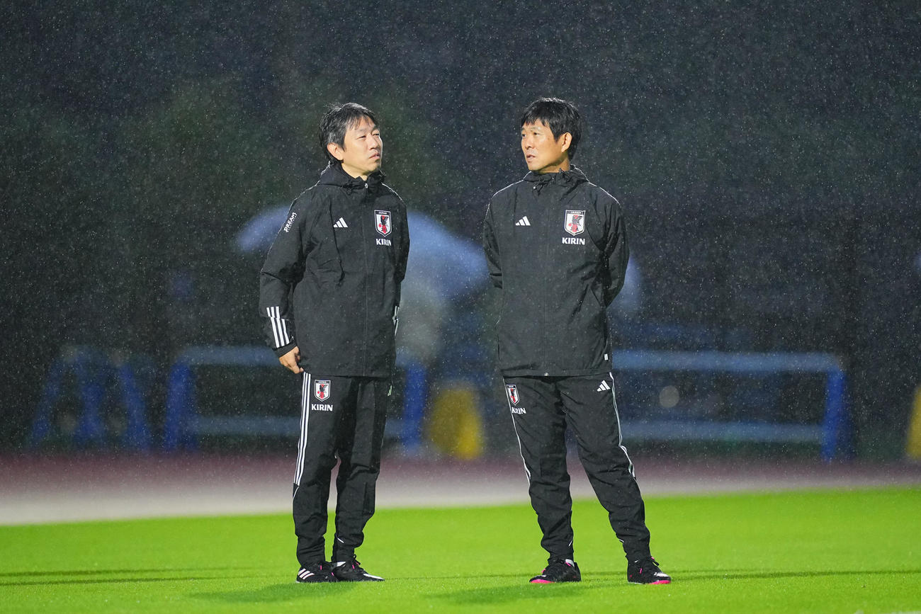 練習中、雨に打たれながらスタッフと話す森保監督（右）（撮影・垰建太）