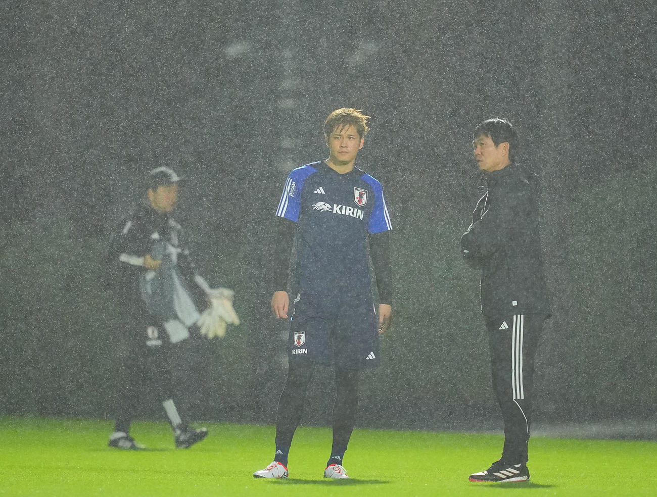 練習を終えた伊藤敦（中央）と言葉を交わす森保監督（撮影・垰建太）
