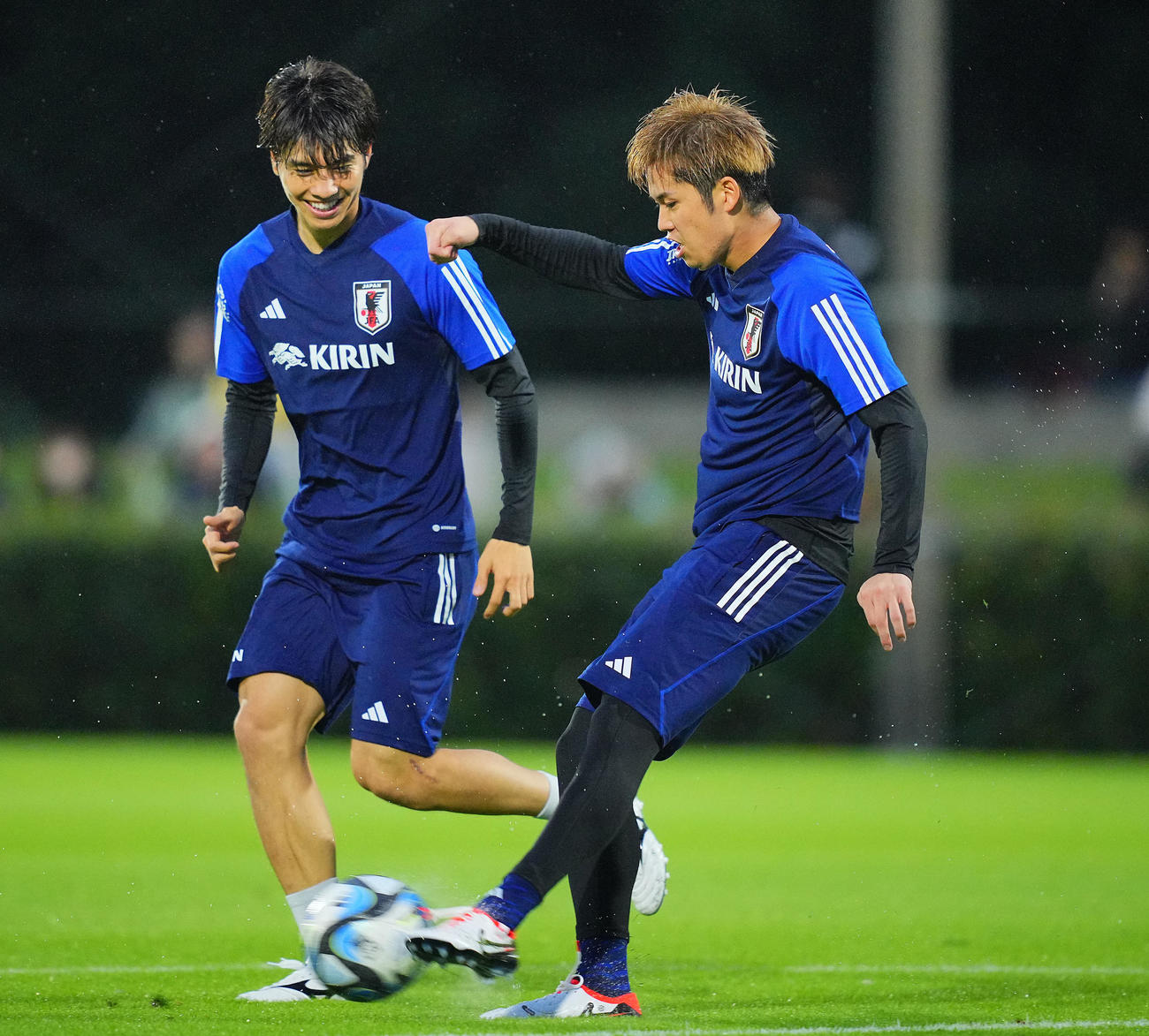 練習に臨む田中（左）と伊藤敦（撮影・垰建太）