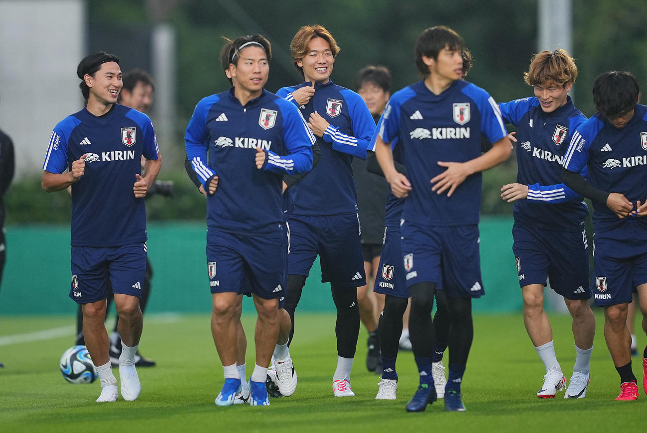 リラックスした表情で練習に臨む板倉（中央）、南野（左）、古橋（右から2人目）ら日本代表の選手たち（撮影・垰建太）