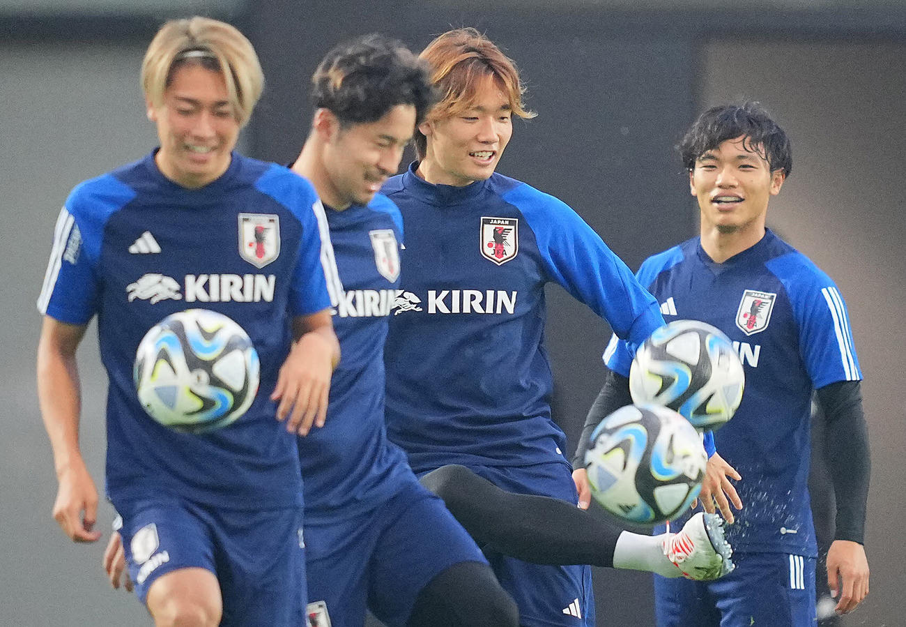 リラックスした表情で練習に臨む、板倉（中央右）ら。左から中村、中山、1人おいて旗手（撮影・垰建太）