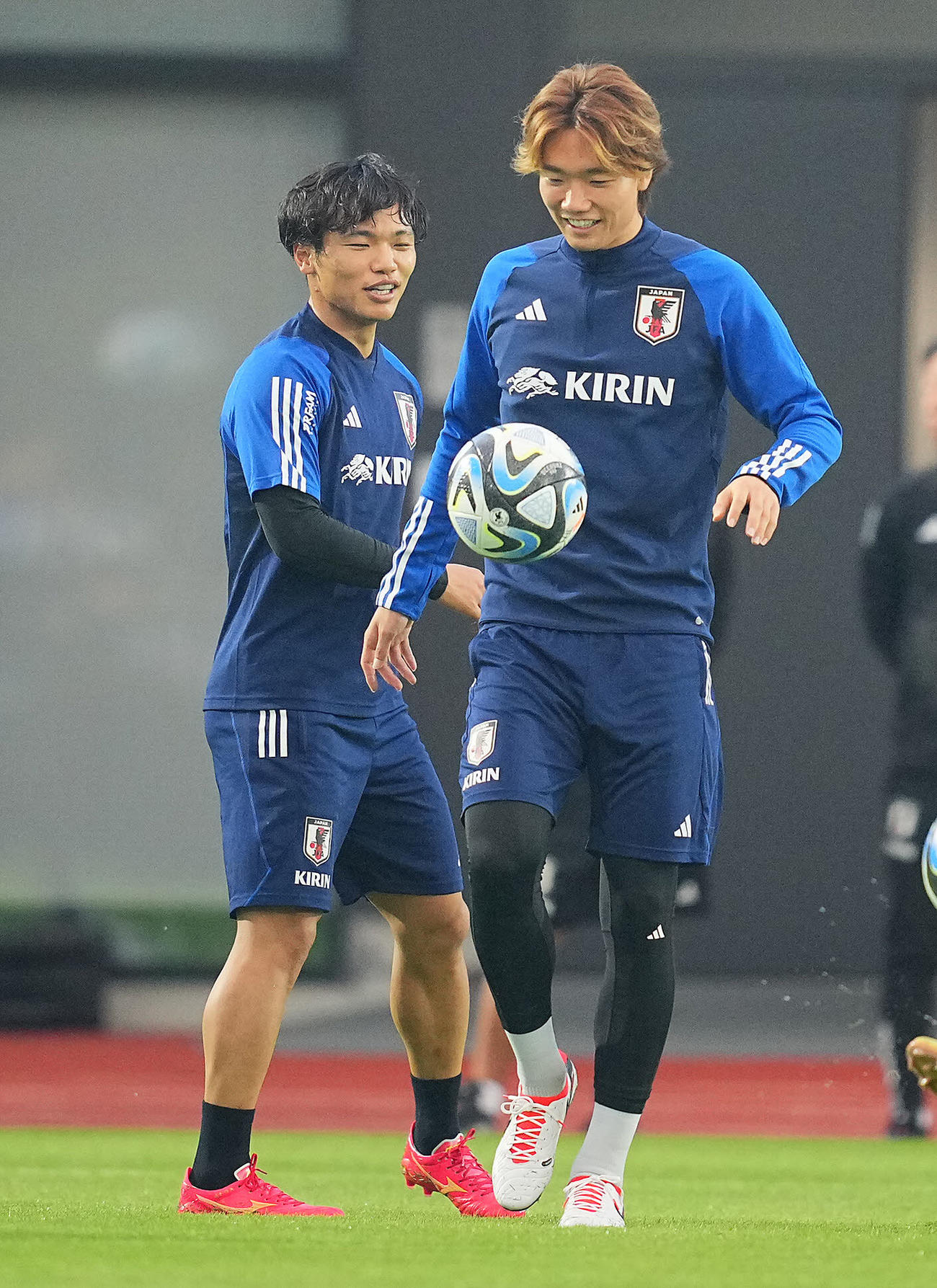 リラックスした表情で練習に臨む板倉（右）と旗手（撮影・垰建太）