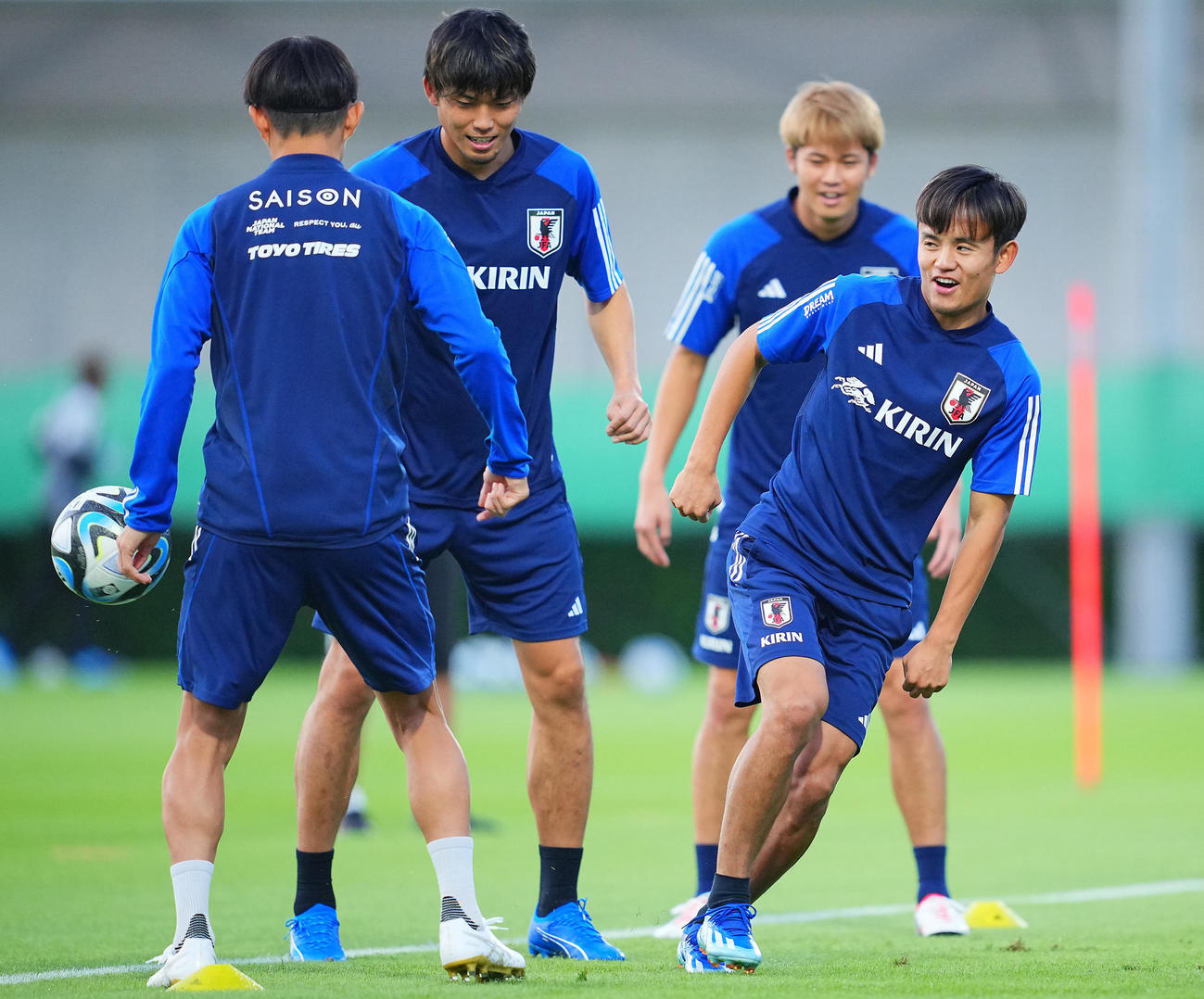 笑顔を見せながらボール回しを行う、右から久保、伊藤敦、町田ら（撮影・垰建太）