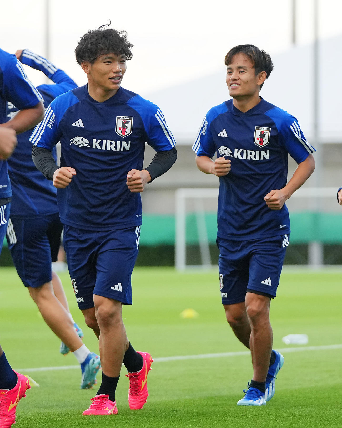 練習中、談笑する久保（右）と旗手（撮影・垰建太）