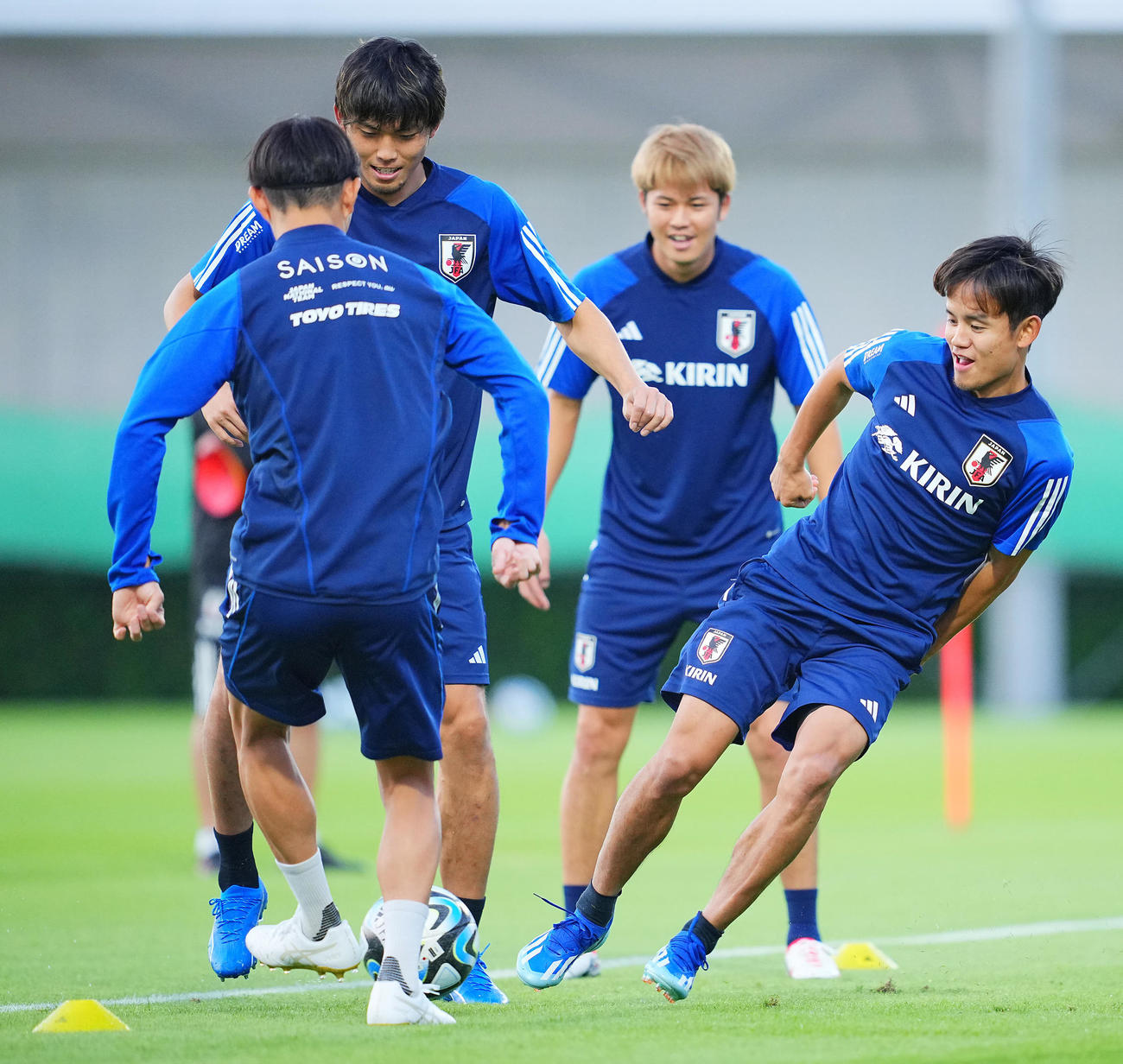 笑顔を見せながらボール回しを行う、右から久保、伊藤敦、町田ら（撮影・垰建太）