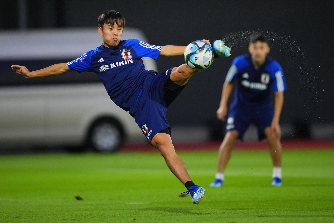 クロスにジャンピングボレーで合わせる久保（撮影・垰建太）