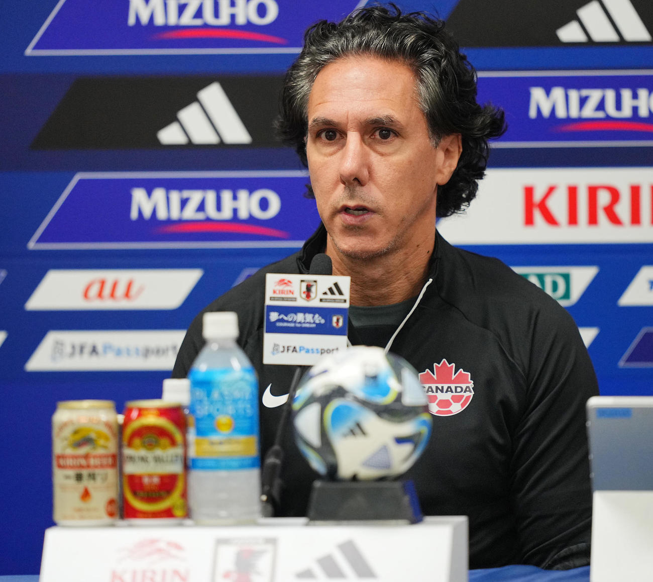 前日会見に臨むカナダのビエロ監督（撮影・垰建太）
