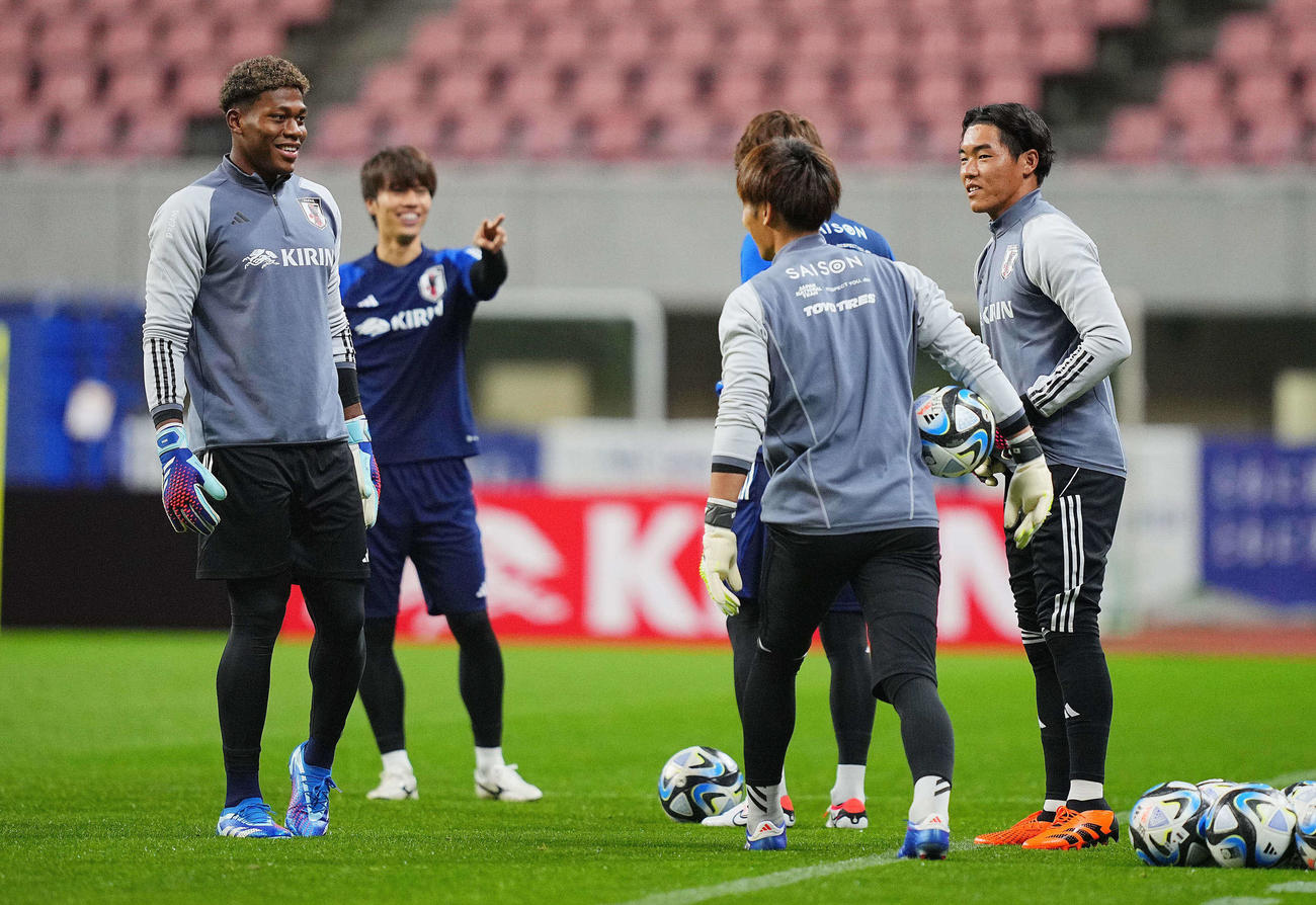 前日練習でチームに合流したGK小島（右）は鈴木（左）、大迫（中央）らと談笑する（撮影・垰建太）