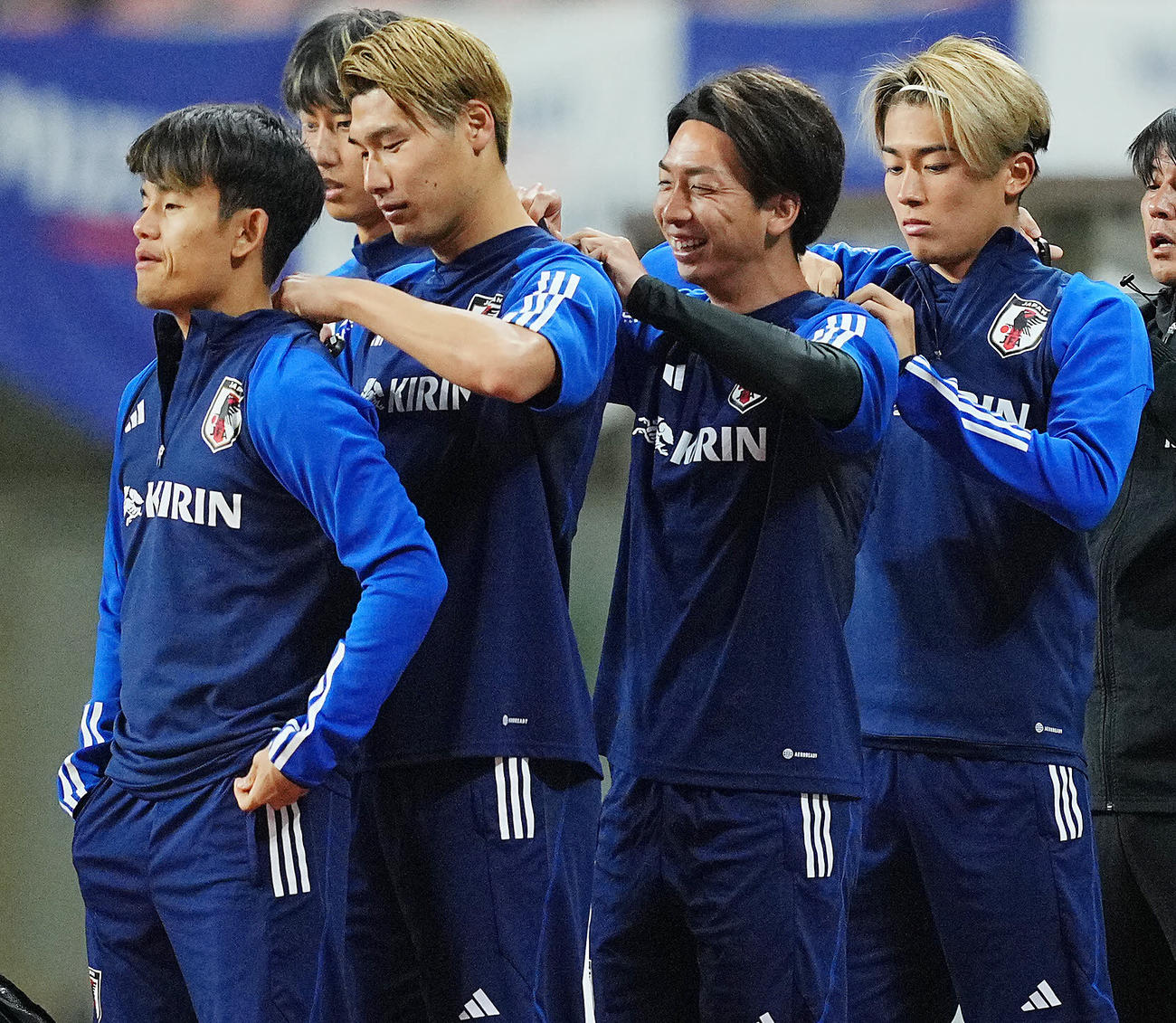 練習前、列を連ね計測器を付け合う、左から久保、橋岡、川辺、中村（撮影・垰建太）