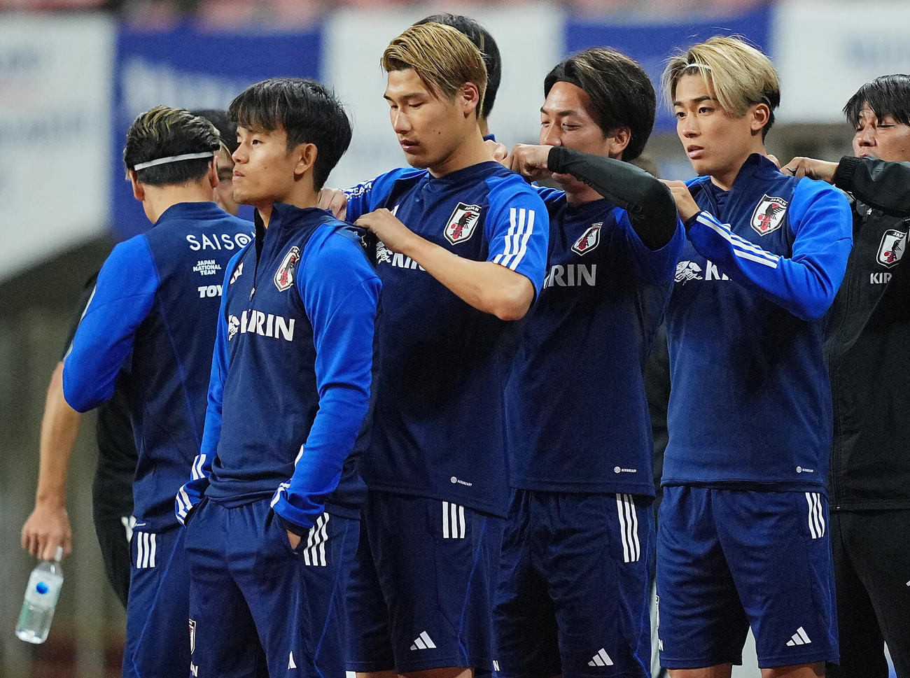 練習前、列を連ね計測器を付け合う、左から久保、橋岡、川辺、中村（撮影・垰建太）