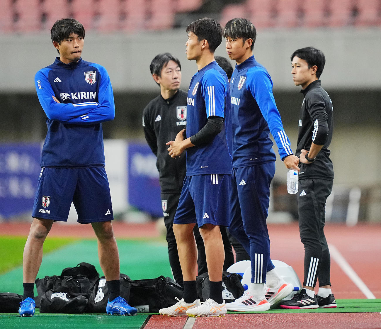 前日練習も別調整の伊藤洋（右から2人目）。左から町田、1人おいて冨安（撮影・垰建太）