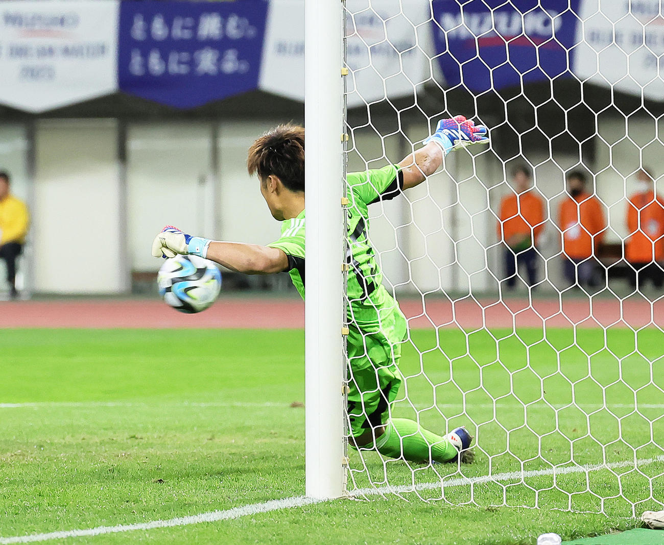 日本対カナダ　前半、PKをセーブするGK大迫（撮影・足立雅史）