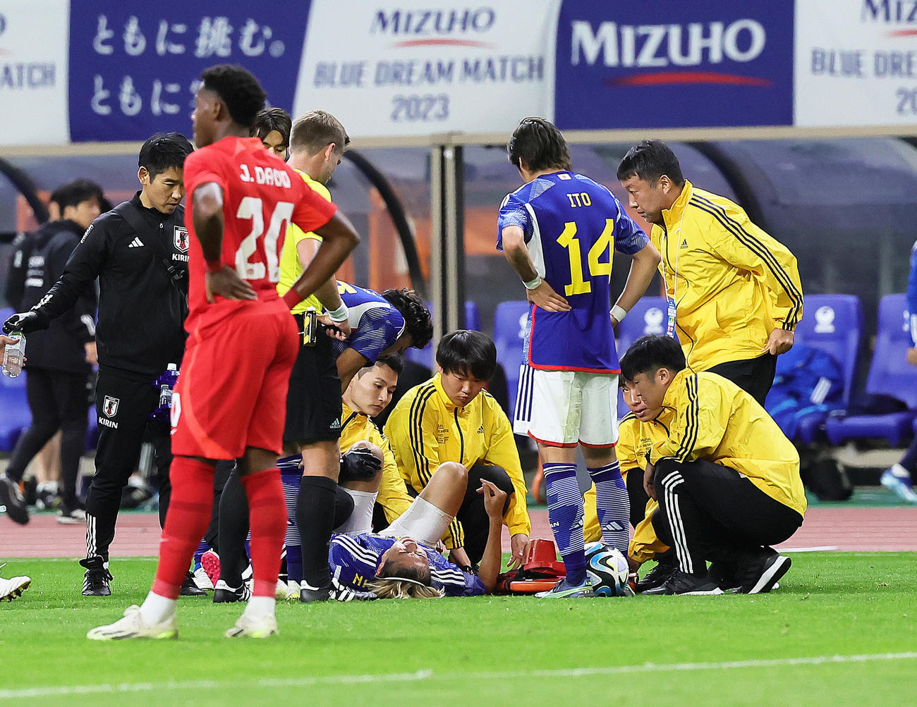 日本対カナダ　後半、ファウルを受け担架に乗せられる中村（撮影・足立雅史）