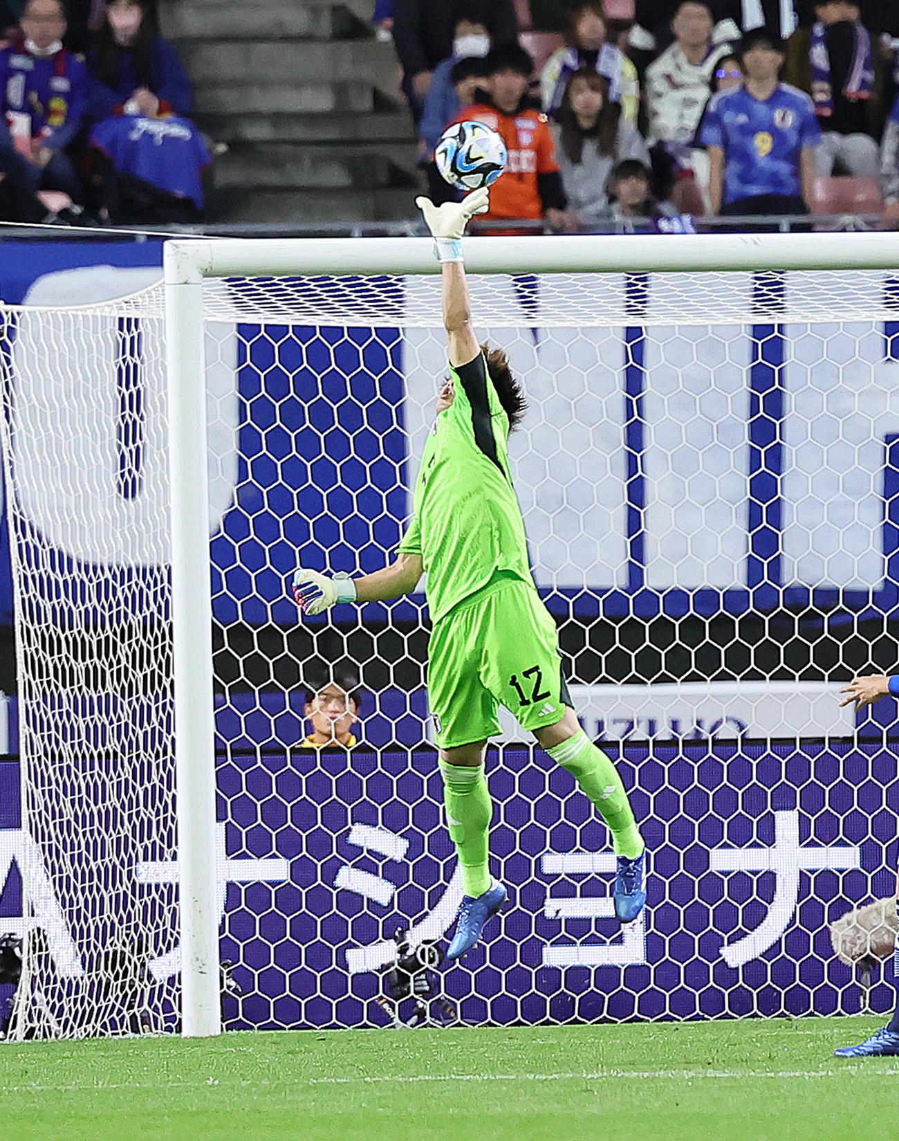 日本対カナダ　後半、セーブするGK大迫（撮影・足立雅史）