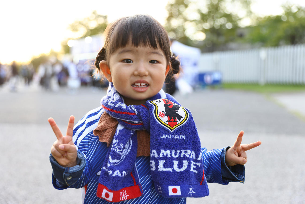 日本対カナダ　試合に向けて笑顔を見せるファン（撮影・垰建太）