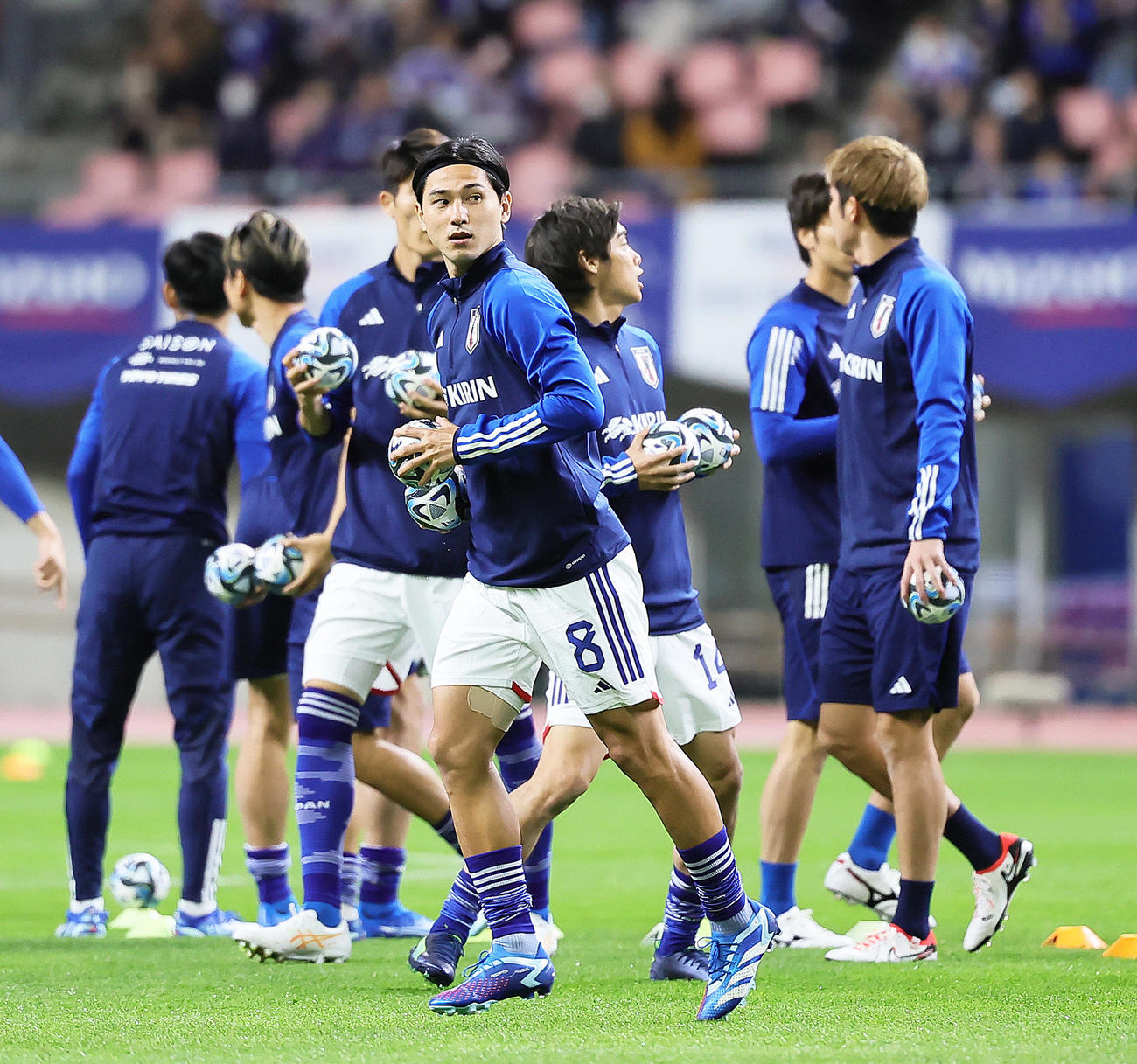試合前、ウオーミングアップに臨む南野ら（撮影・足立雅史）