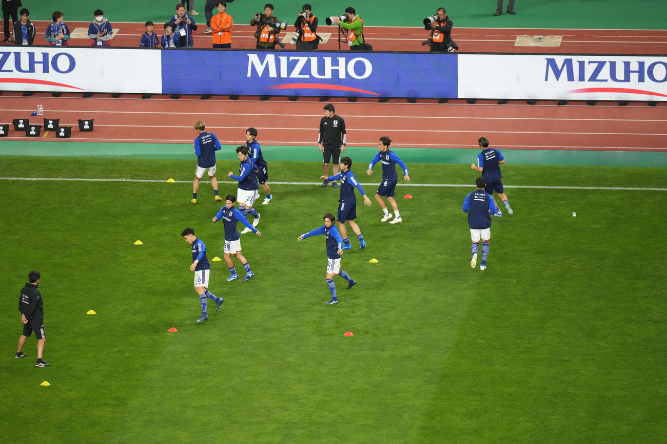 日本対カナダ　試合開始前にアップする日本（撮影・井上学）