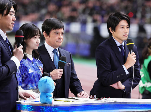 試合前、ピッチ脇で中継を行う、左から影山優佳、川平慈英、内田氏（撮影・足立雅史）