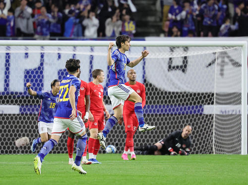 日本対カナダ　前半、先制ゴールを決めジャンプし喜ぶ田中（撮影・足立雅史）