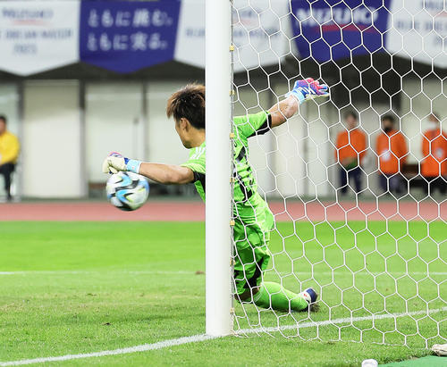 日本対カナダ　前半、PKをセーブするGK大迫（撮影・足立雅史）