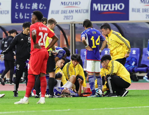 日本対カナダ　後半、ファウルを受け担架に乗せられる中村（撮影・足立雅史）