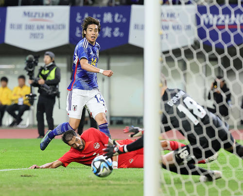 日本対カナダ　後半、シュートを防がれる伊東（撮影・足立雅史）