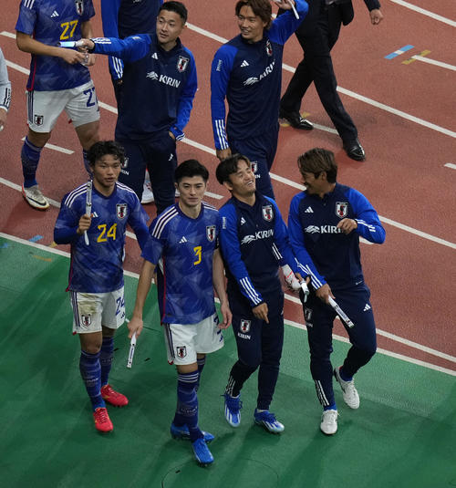 日本対カナダ　サポーターにあいさつする久保建英（手前右から2人目）ら（（撮影・井上学）