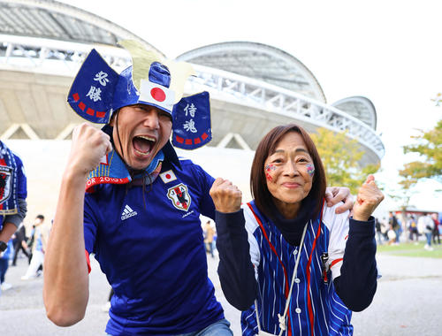 日本対カナダ　試合に向けて盛り上がるファン（撮影・垰建太）