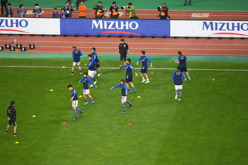 日本対カナダ　試合開始前にアップする日本（撮影・井上学）