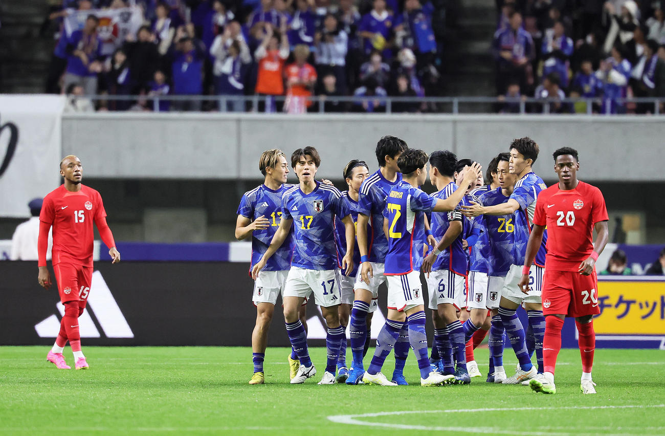 日本対カナダ　前半、先制ゴールを決めた田中（左から3人目）（撮影・足立雅史）