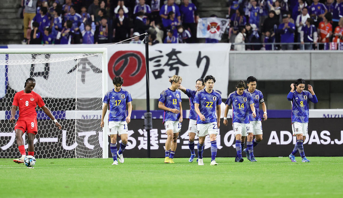 日本対カナダ　前半、ゴールを決め、喜ぶ中村（左から3人目）（撮影・足立雅史）