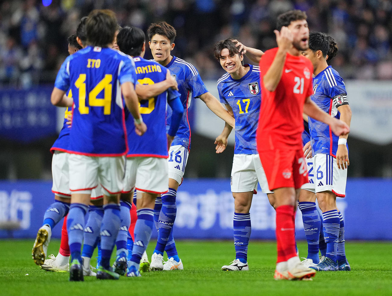 日本対カナダ　前半、先制ゴールを決め、チールメートからの祝福を受ける田中（中央右）（撮影・垰建太）