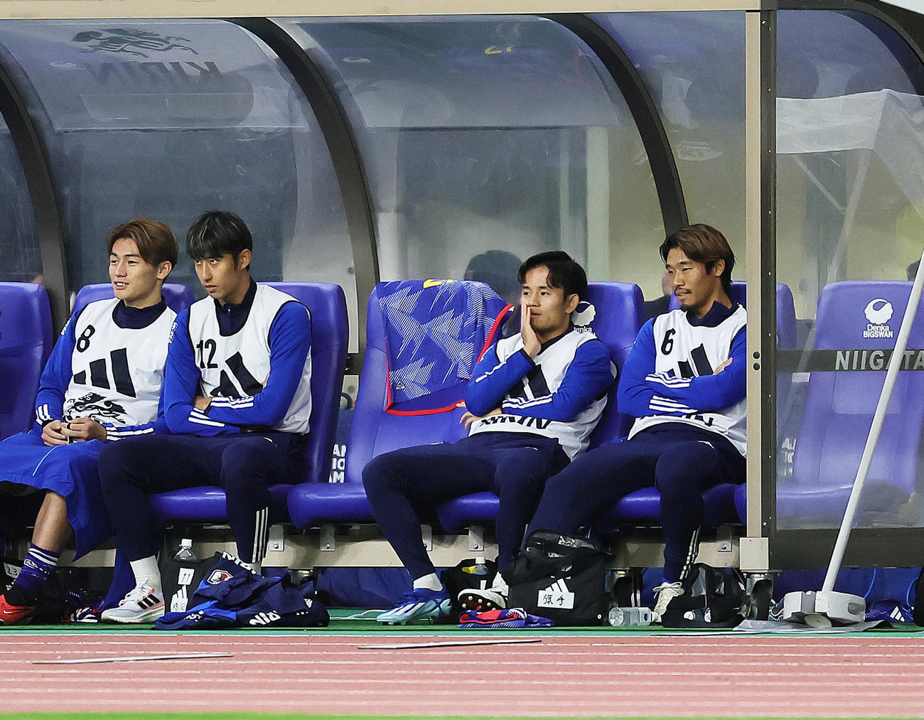 日本対カナダ　前半、ベンチから試合を見つめる、左から上田、伊藤洋、久保、守田（撮影・足立雅史）