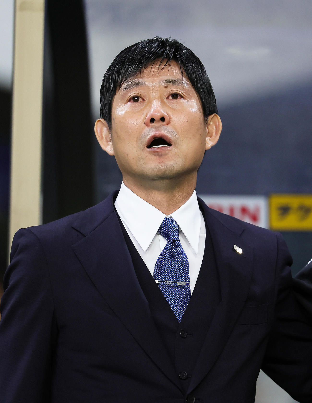日本対カナダ　試合前、君が代斉唱する森保監督（撮影・足立雅史）
