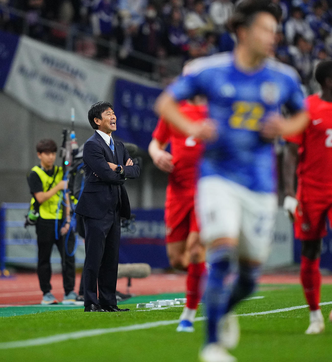 日本対カナダ　後半、選手たちに指示を出す森保監督（撮影・垰建太）
