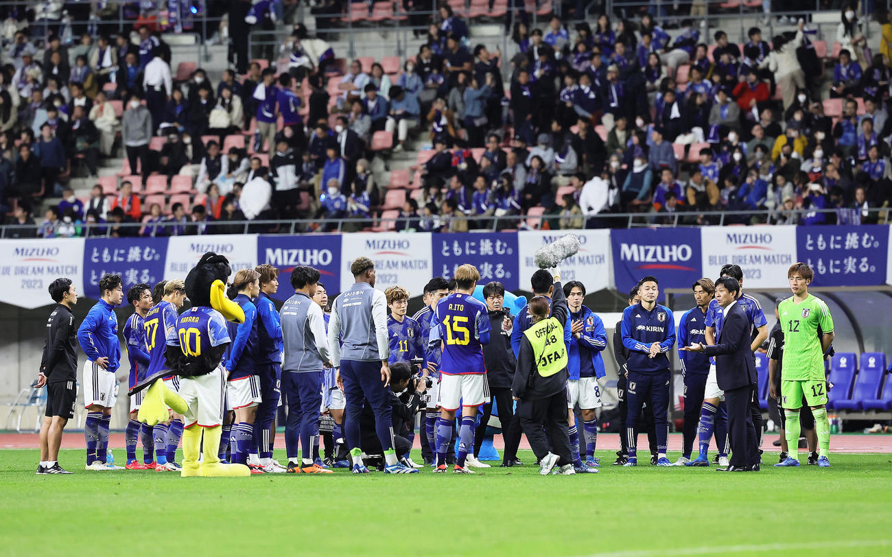 日本対カナダ　勝利し円陣で話す森保監督（右から2人目）（撮影・足立雅史）