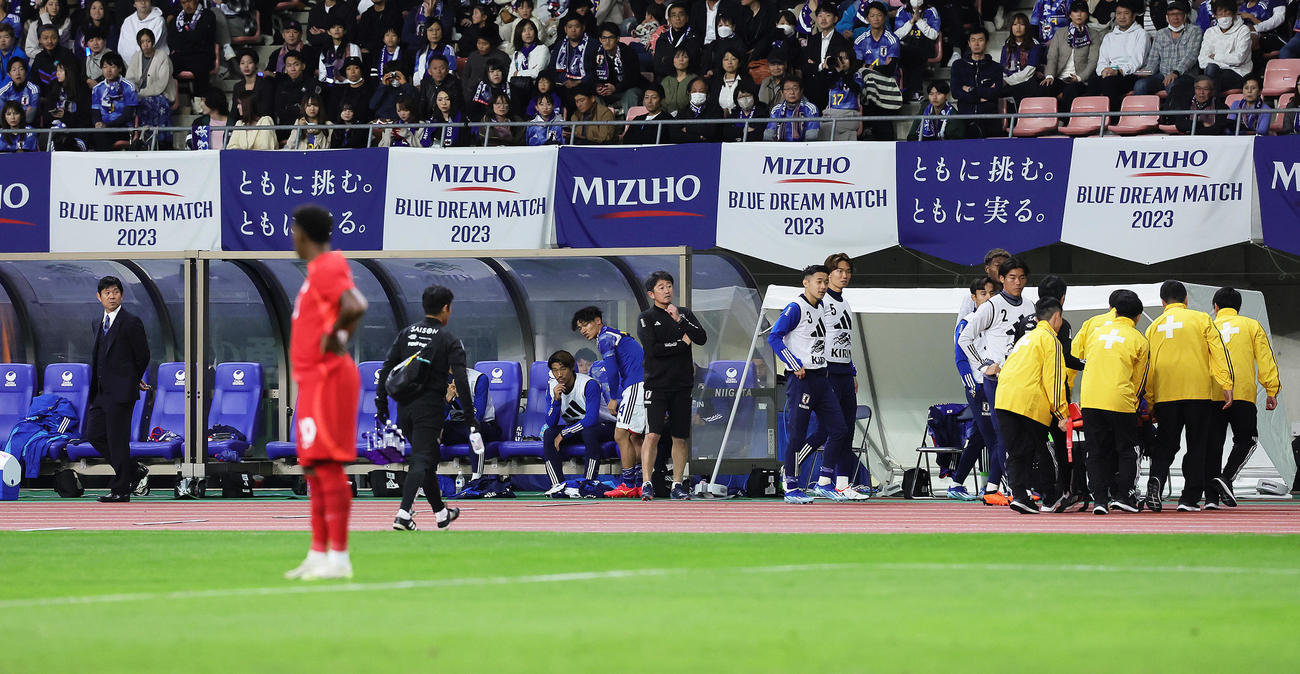 日本対カナダ　後半、担架で運ばれる中村を見つめる森保監督（左端）（撮影・足立雅史）
