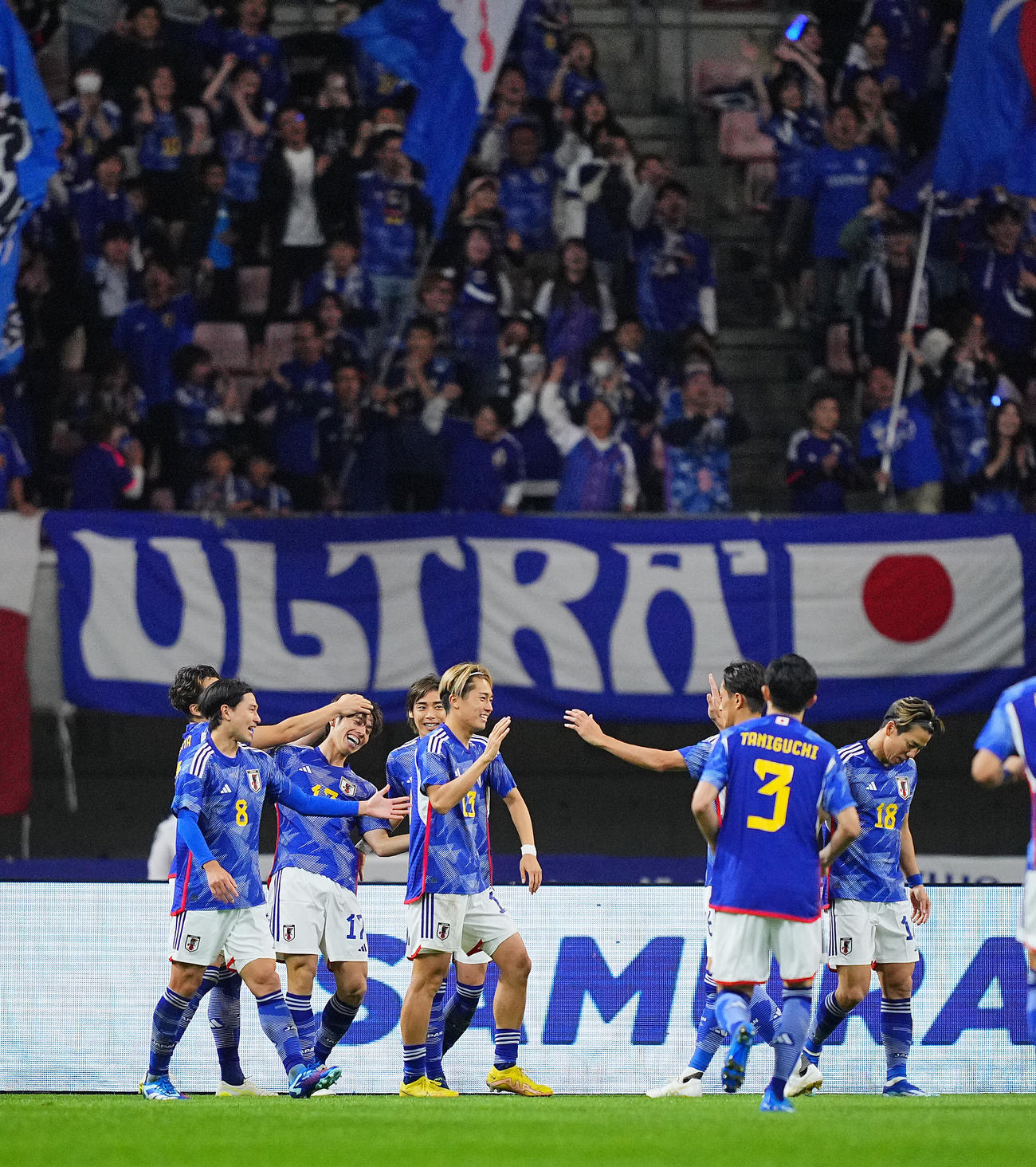 日本対カナダ　後半、チーム4点目のゴールを決め、祝福される田中（左から3人目）（撮影・垰建太）