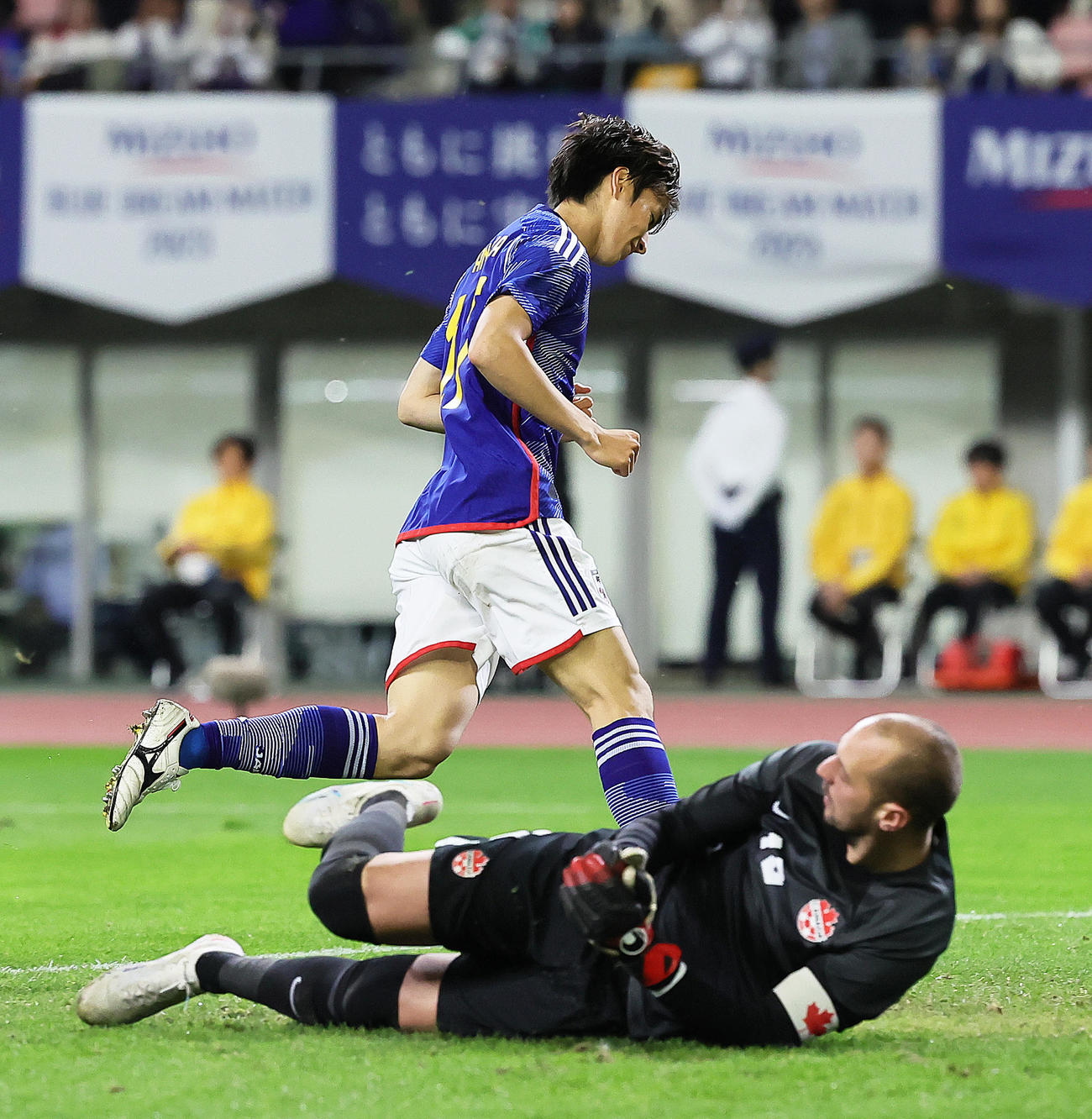 日本対カナダ　後半、チーム4点目のゴールを決め、ガッツポーズを見せる田中。手前はGKボリャン（撮影・足立雅史）