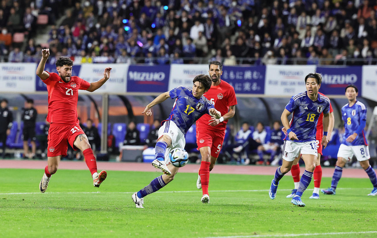 日本対カナダ　後半、チーム4点目のゴールを右足で決める田中（撮影・足立雅史）