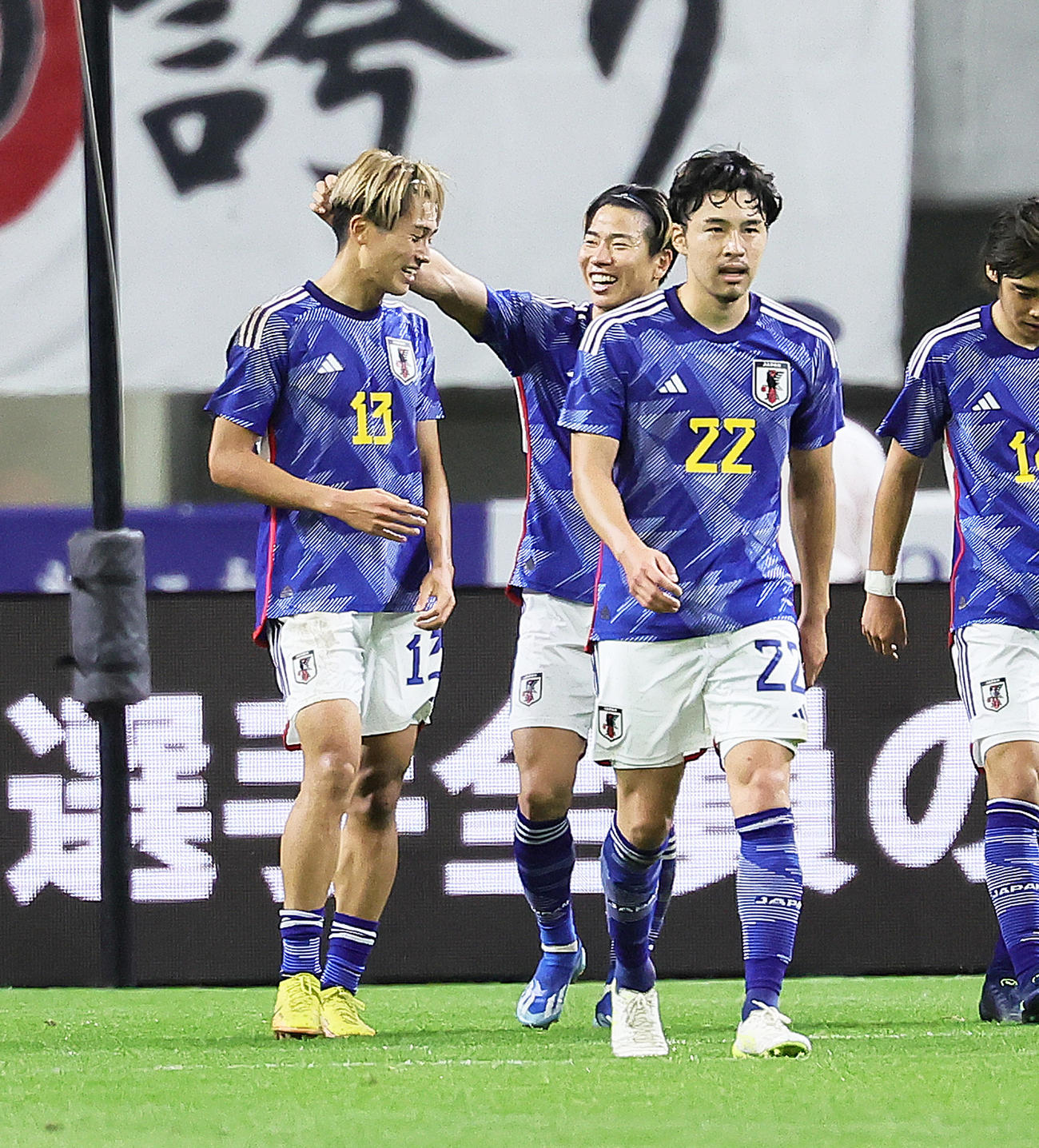 日本対カナダ　前半、ゴールを決めた中村（左）は浅野に祝福される（撮影・足立雅史）