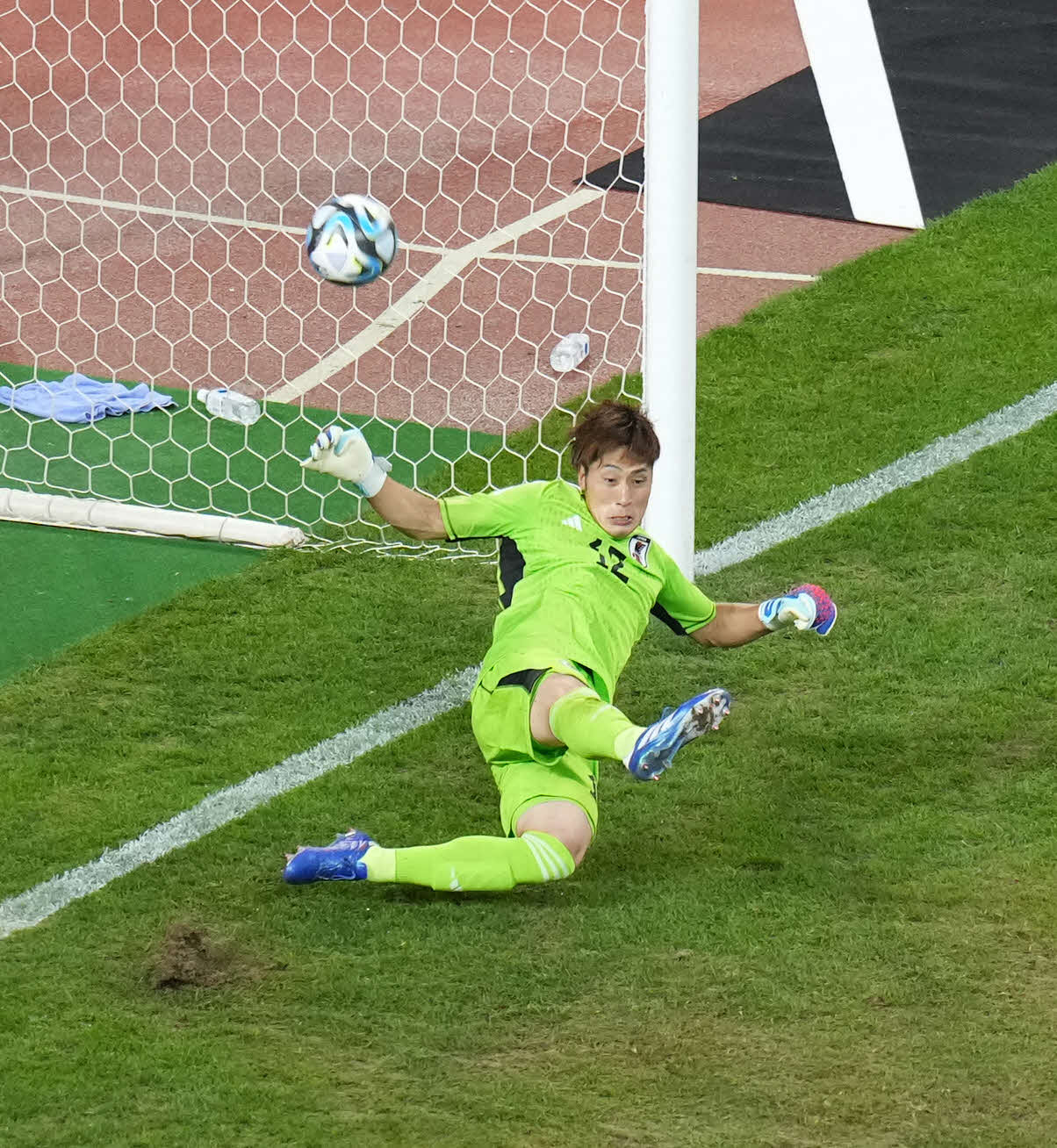 日本対カナダ　前半、PKを止めるGK大迫（撮影・井上学）