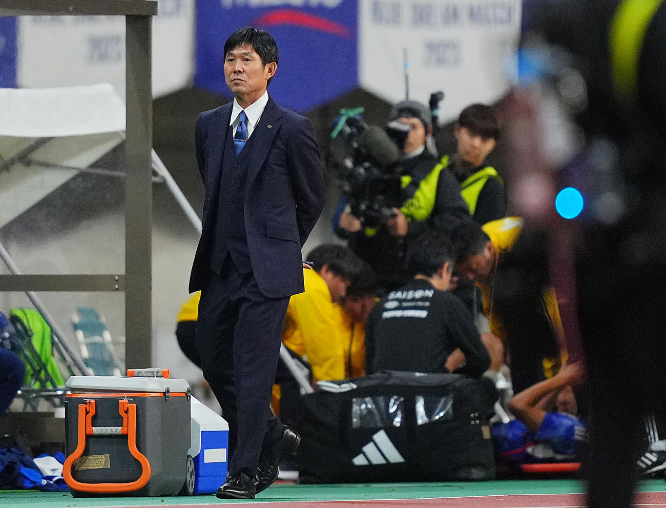 日本対カナダ　後半、中村（後方）が怪我しベンチを確認する森保監督（撮影・垰建太）