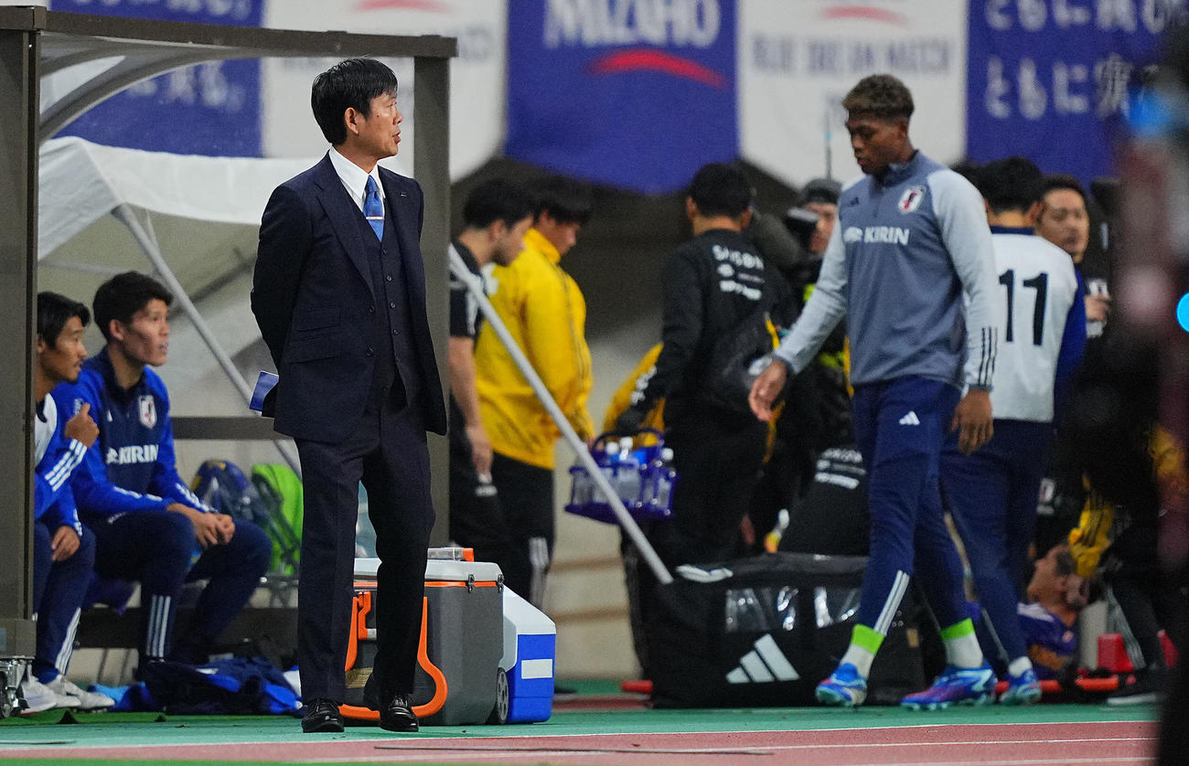 日本対カナダ　後半、中村（後方右）が怪我し慌ただしいベンチを背に戦況を見つめる森保監督（撮影・垰建太）