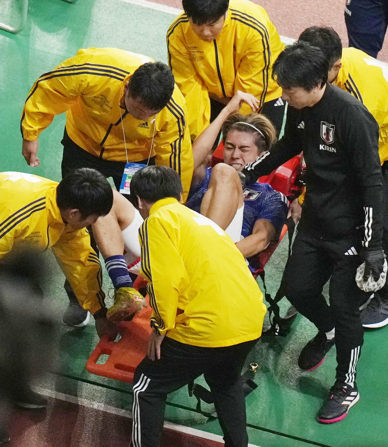 日本対カナダ　後半、ファウルを受け苦悶（くもん）の表情で担架に乗せられる中村（撮影・井上学）
