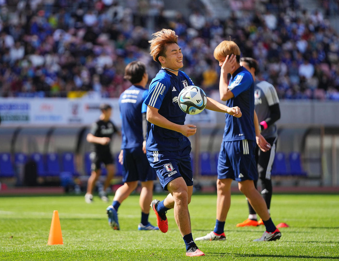 笑顔で練習に臨む上田（撮影・垰建太）
